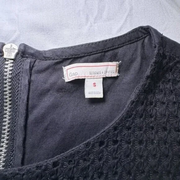 GAP Black Eyelet Sheath Dress Womens S Boxy Sleeveless Lined Minimal Neutral LBD - Picture 5 of 6